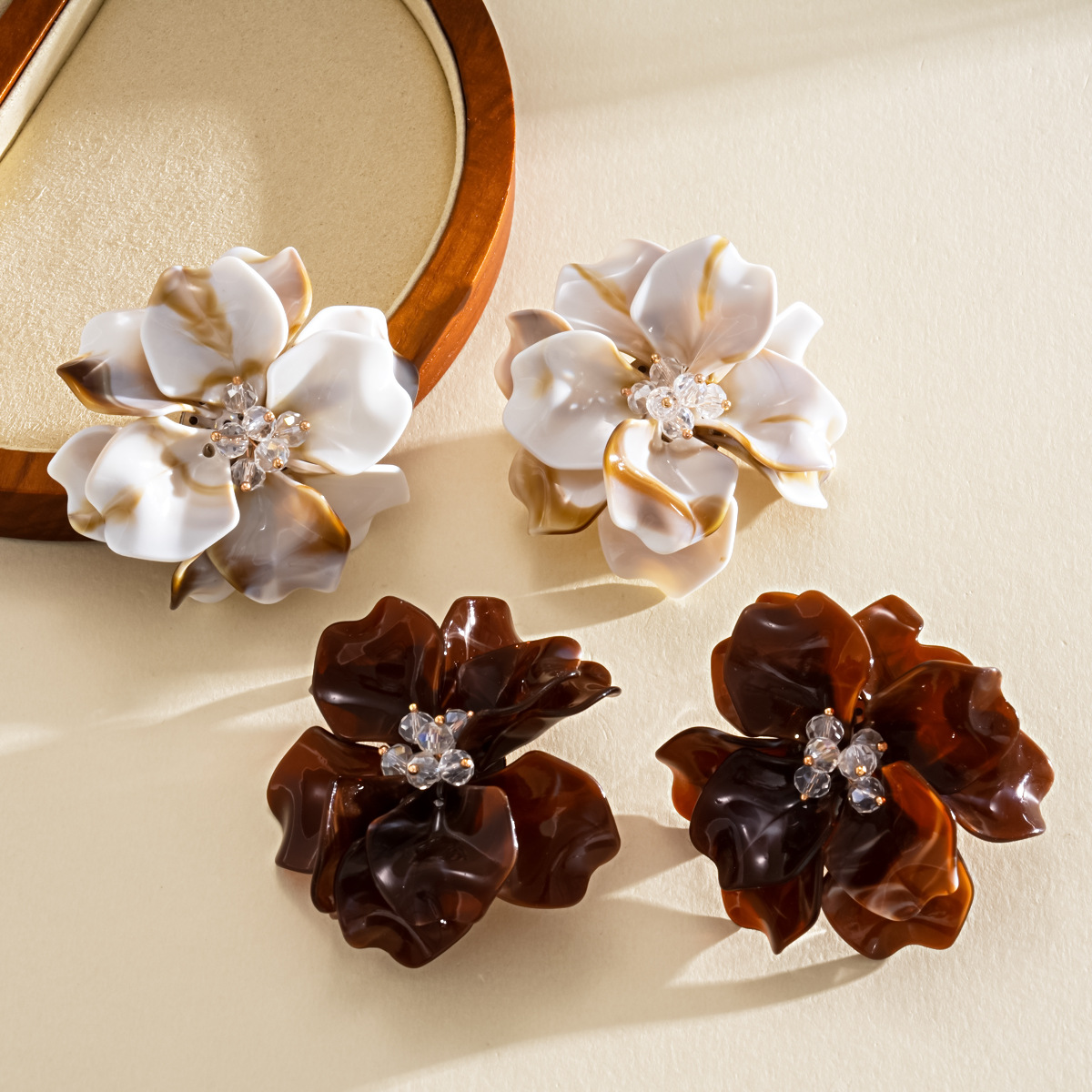 Large Vintage Resin Flower Stu - огляд і ціна Vintage Fashion Center