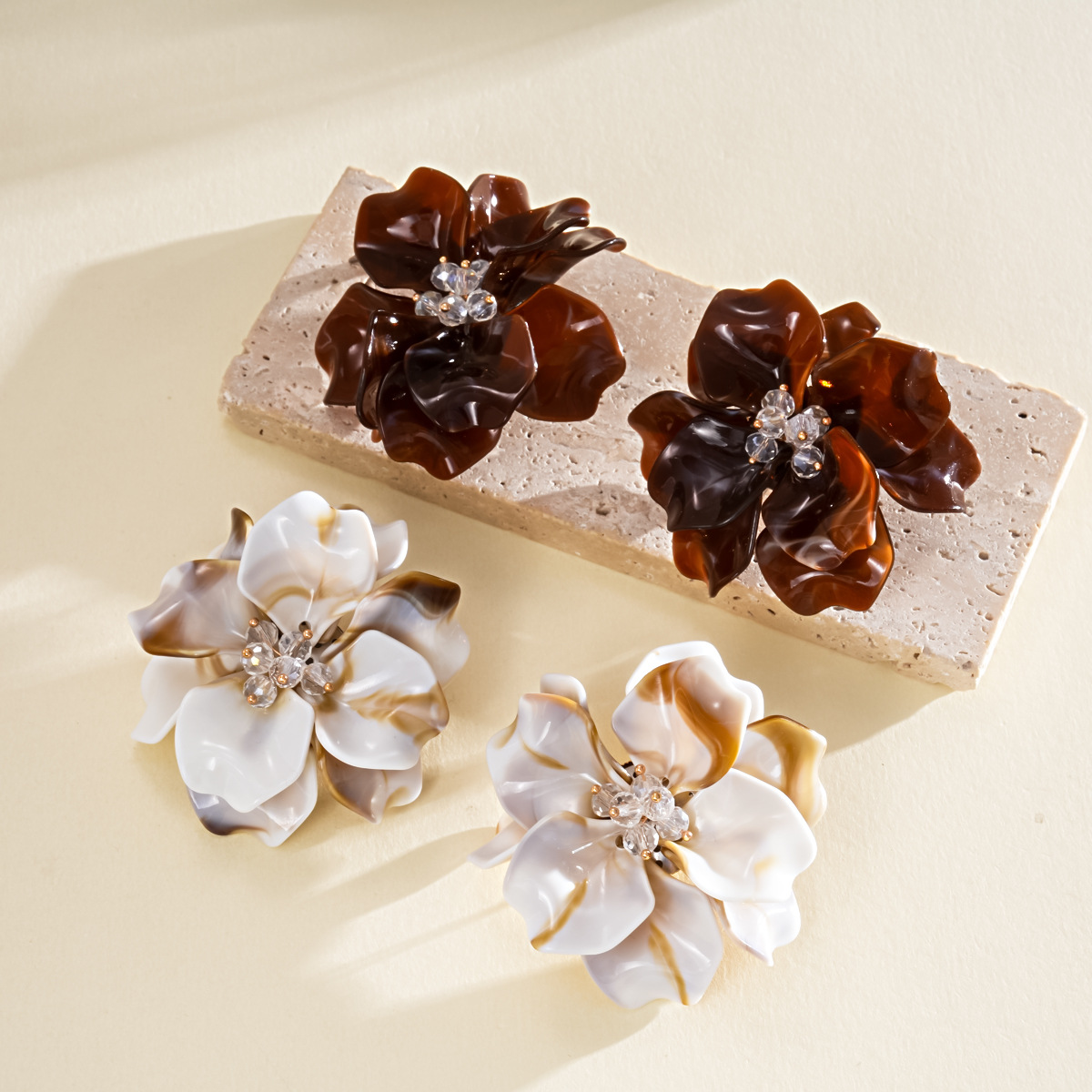 Large Vintage Resin Flower Stu - огляд і ціна Vintage Fashion Center
